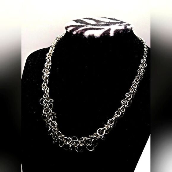 "5/$25" Avon Silvertone Graduated Circle Necklace 16" - Picture 1 of 9